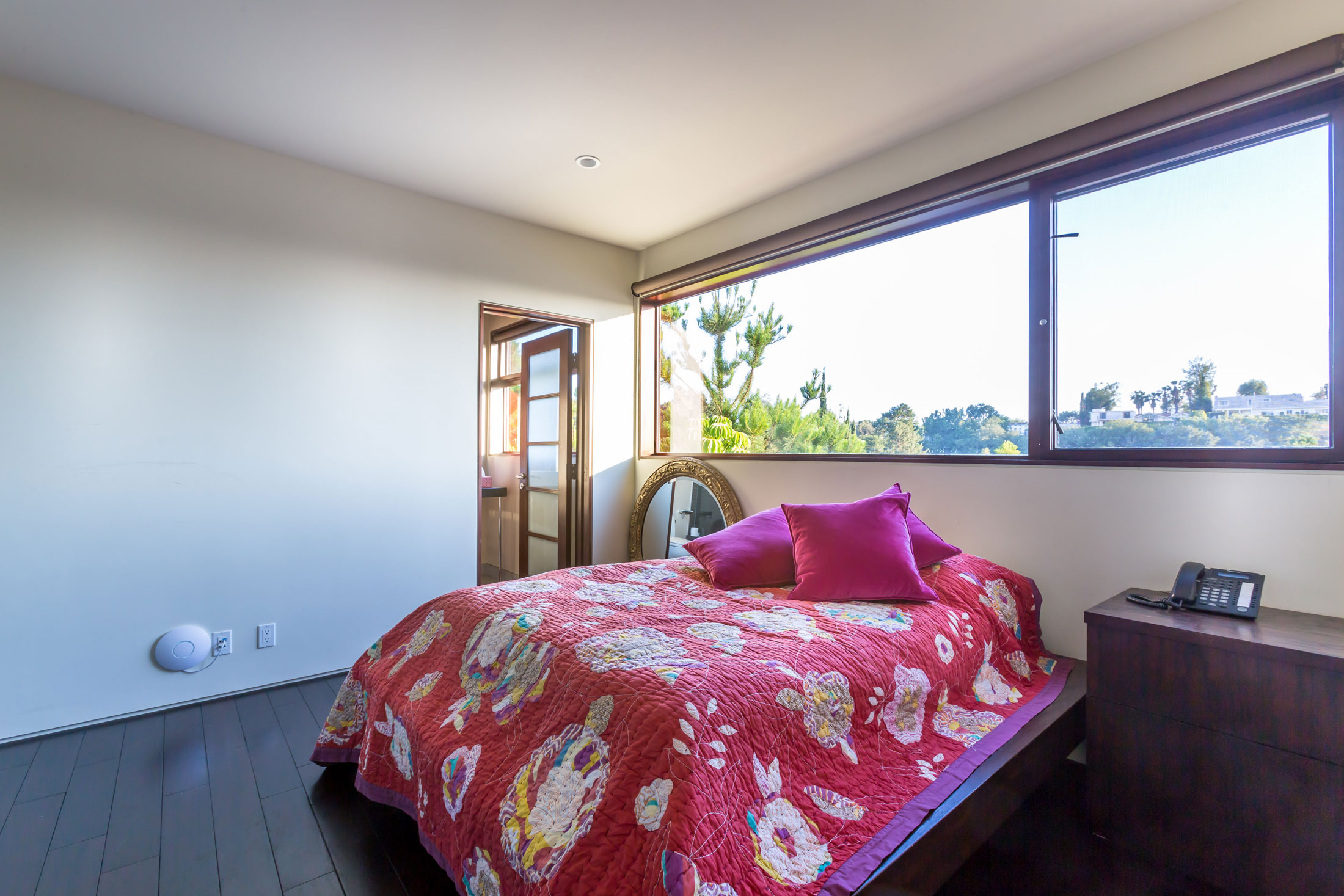 A Breathtaking Contemporary Home with Stylish Interiors in Beverly Hills, California by Gabbay Architects (26)