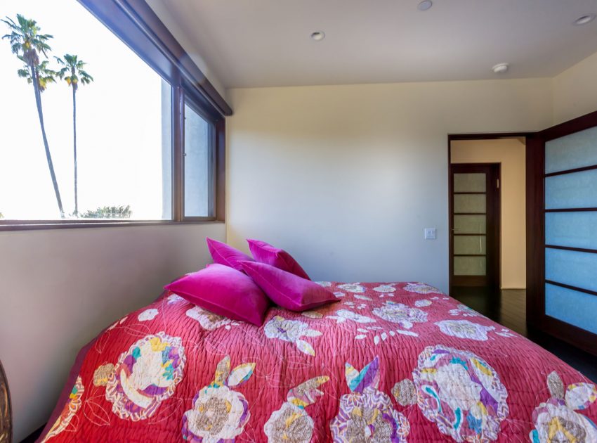 A Breathtaking Contemporary Home with Stylish Interiors in Beverly Hills, California by Gabbay Architects (27)