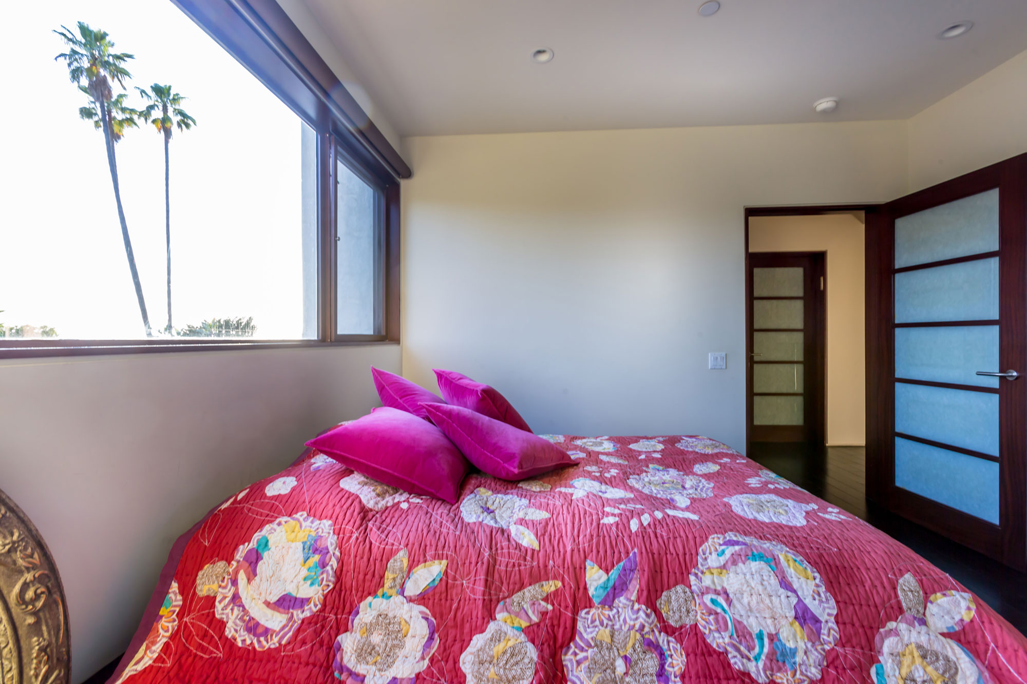 A Breathtaking Contemporary Home with Stylish Interiors in Beverly Hills, California by Gabbay Architects (27)