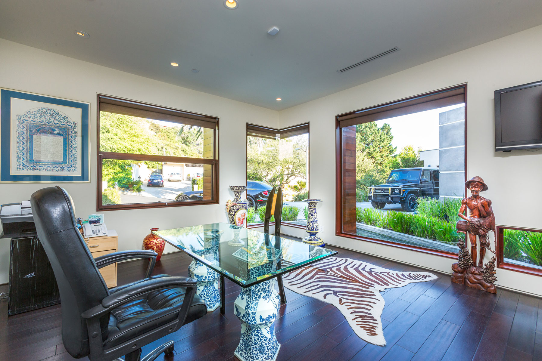 A Breathtaking Contemporary Home with Stylish Interiors in Beverly Hills, California by Gabbay Architects (30)