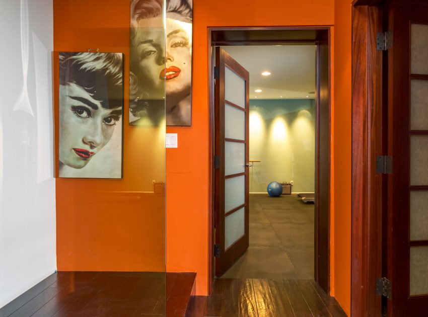 A Breathtaking Contemporary Home with Stylish Interiors in Beverly Hills, California by Gabbay Architects (31)