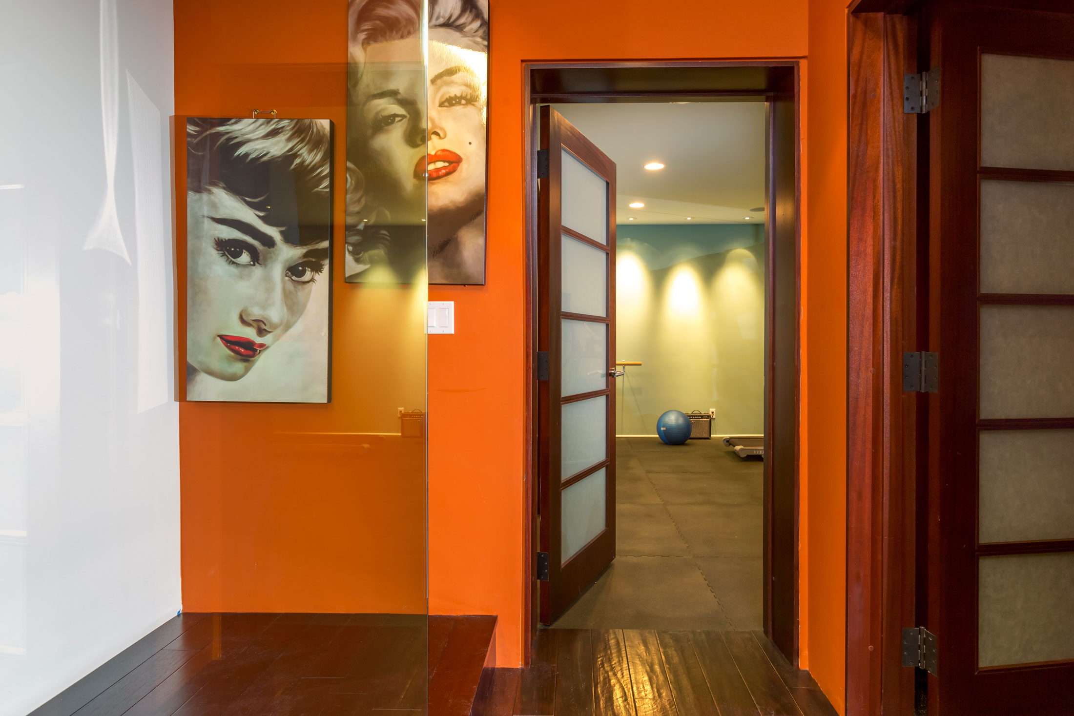 A Breathtaking Contemporary Home with Stylish Interiors in Beverly Hills, California by Gabbay Architects (31)