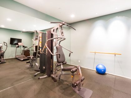 A Breathtaking Contemporary Home with Stylish Interiors in Beverly Hills, California by Gabbay Architects (32)