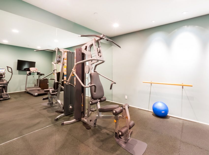 A Breathtaking Contemporary Home with Stylish Interiors in Beverly Hills, California by Gabbay Architects (32)