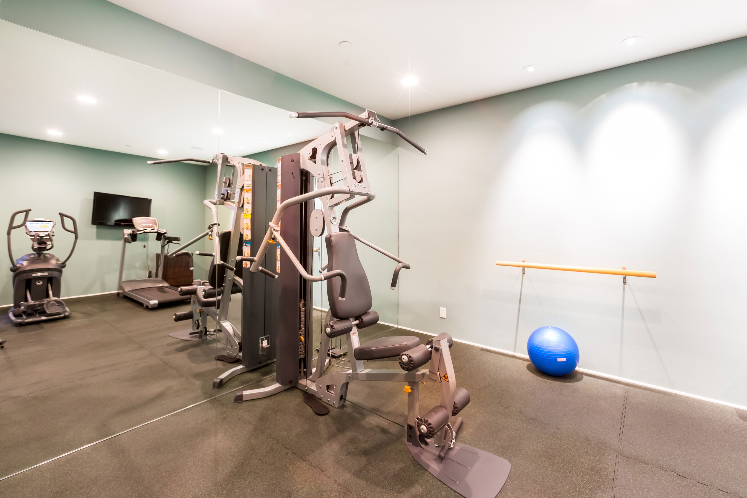 A Breathtaking Contemporary Home with Stylish Interiors in Beverly Hills, California by Gabbay Architects (32)