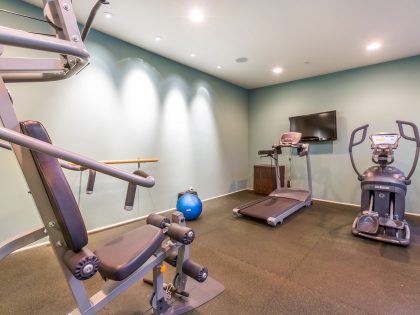 A Breathtaking Contemporary Home with Stylish Interiors in Beverly Hills, California by Gabbay Architects (33)