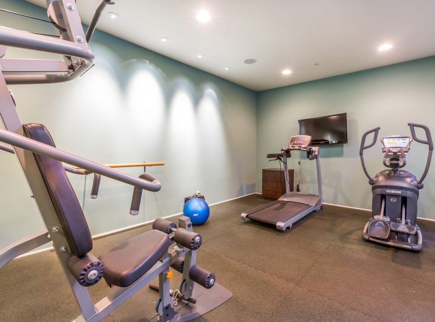 A Breathtaking Contemporary Home with Stylish Interiors in Beverly Hills, California by Gabbay Architects (33)