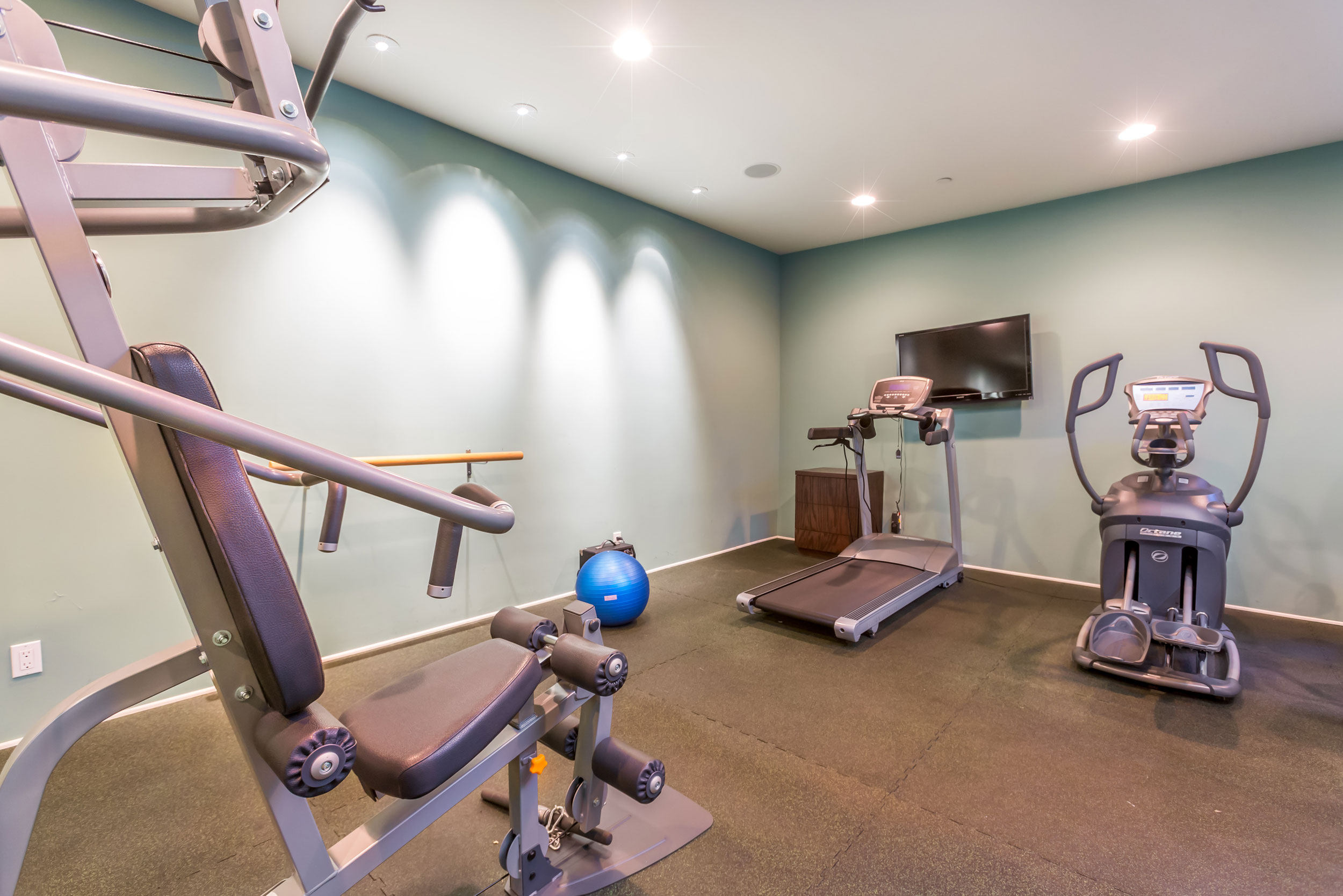 A Breathtaking Contemporary Home with Stylish Interiors in Beverly Hills, California by Gabbay Architects (33)