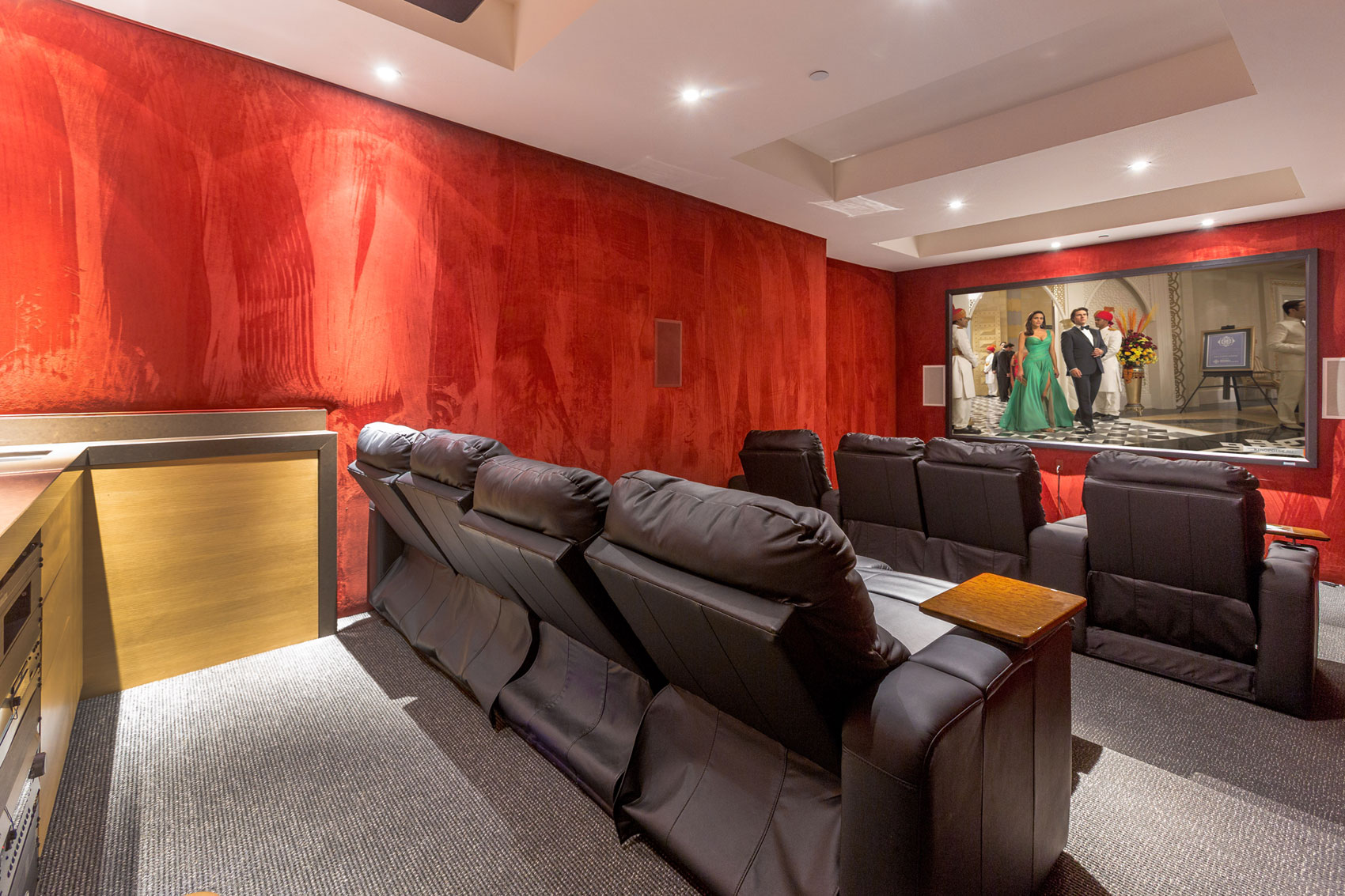 A Breathtaking Contemporary Home with Stylish Interiors in Beverly Hills, California by Gabbay Architects (34)