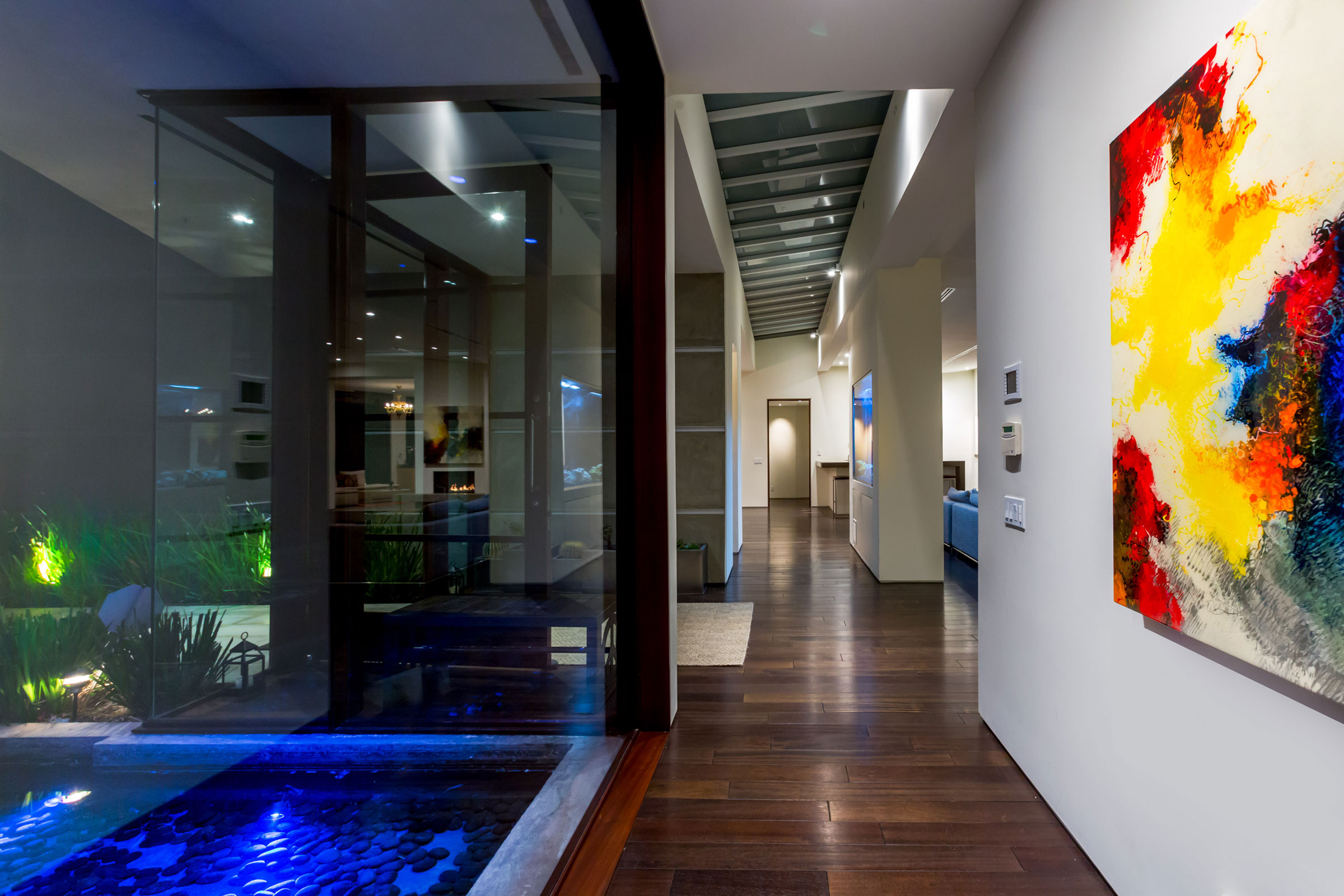 A Breathtaking Contemporary Home with Stylish Interiors in Beverly Hills, California by Gabbay Architects (36)