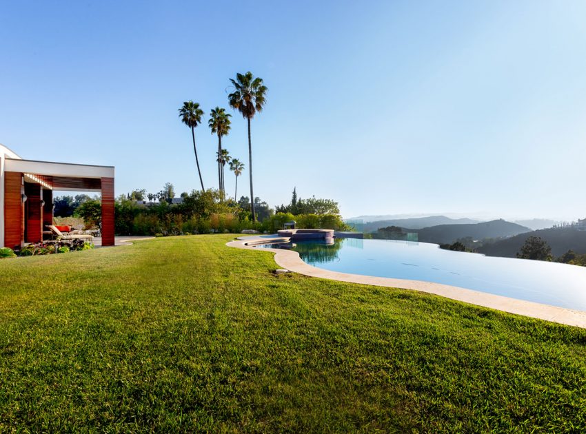A Breathtaking Contemporary Home with Stylish Interiors in Beverly Hills, California by Gabbay Architects (4)