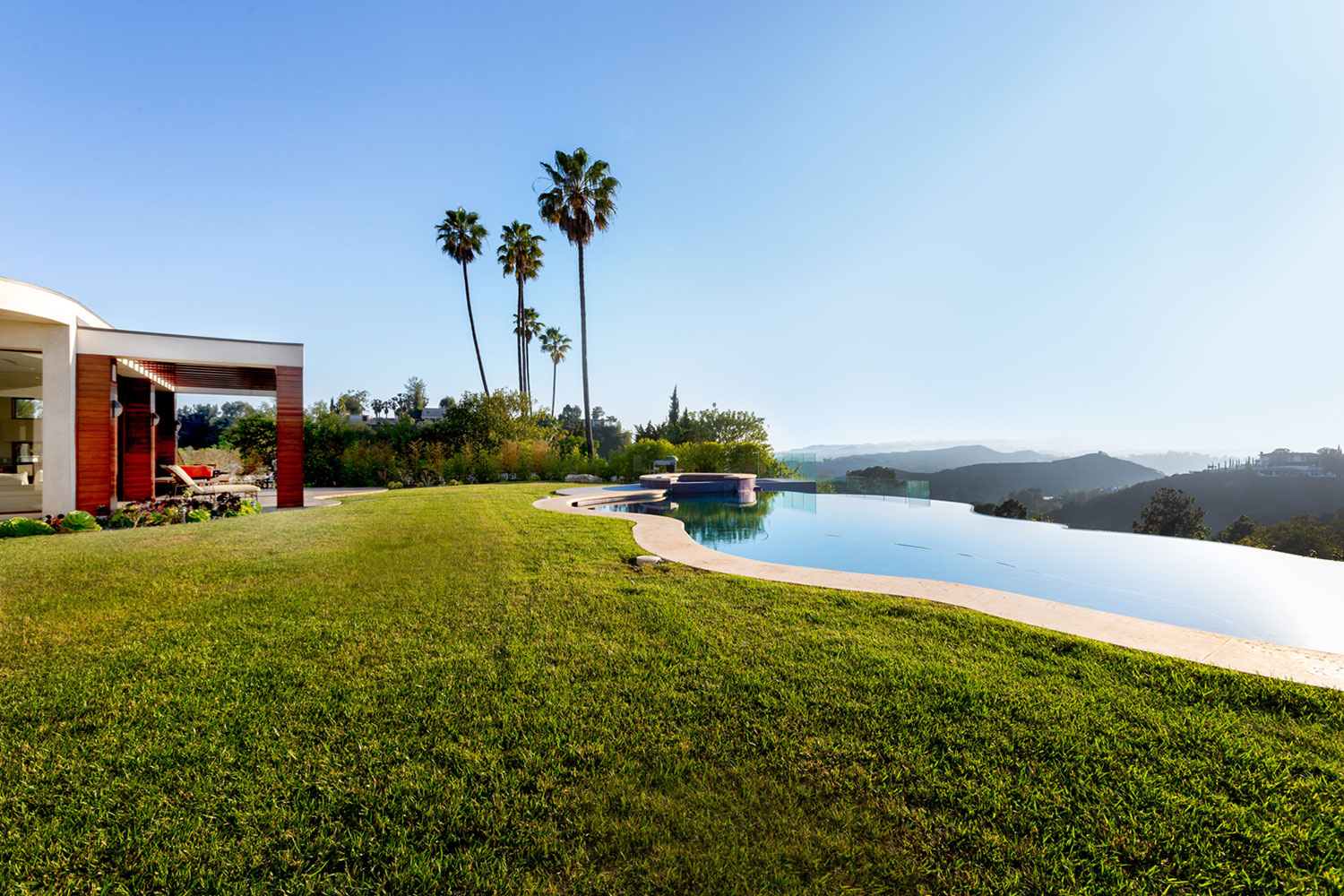 A Breathtaking Contemporary Home with Stylish Interiors in Beverly Hills, California by Gabbay Architects (4)