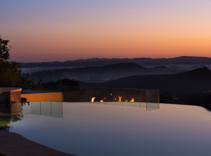 A Breathtaking Contemporary Home with Stylish Interiors in Beverly Hills, California by Gabbay Architects (43)