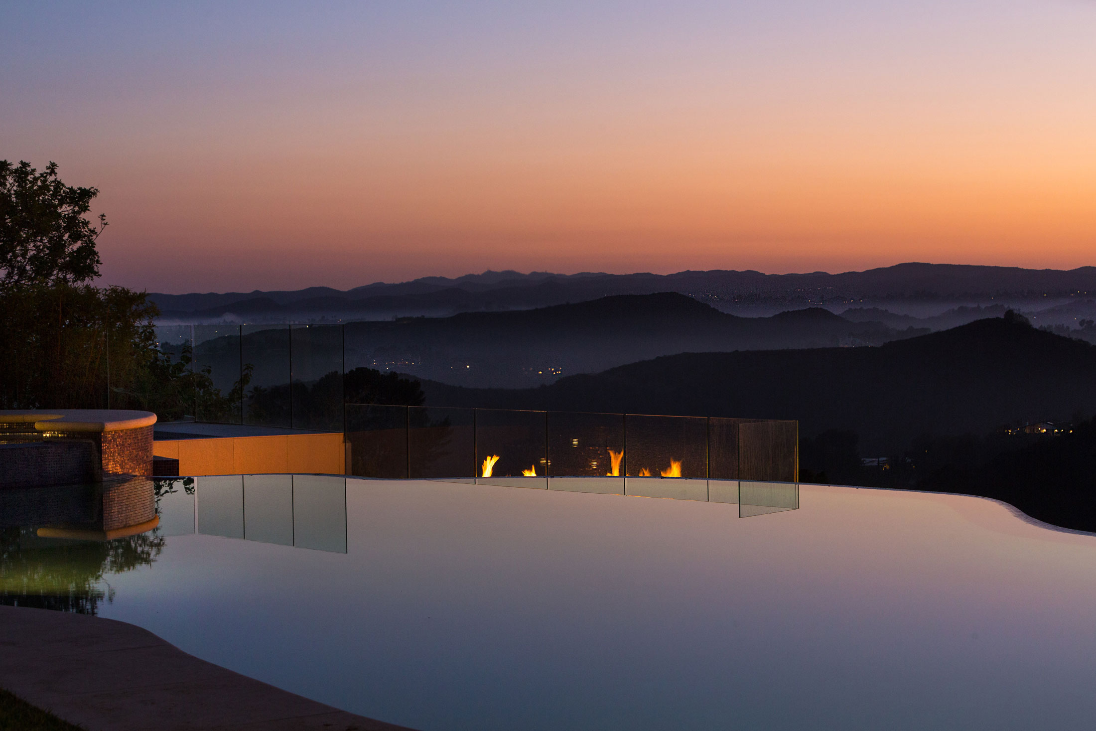 A Breathtaking Contemporary Home with Stylish Interiors in Beverly Hills, California by Gabbay Architects (43)