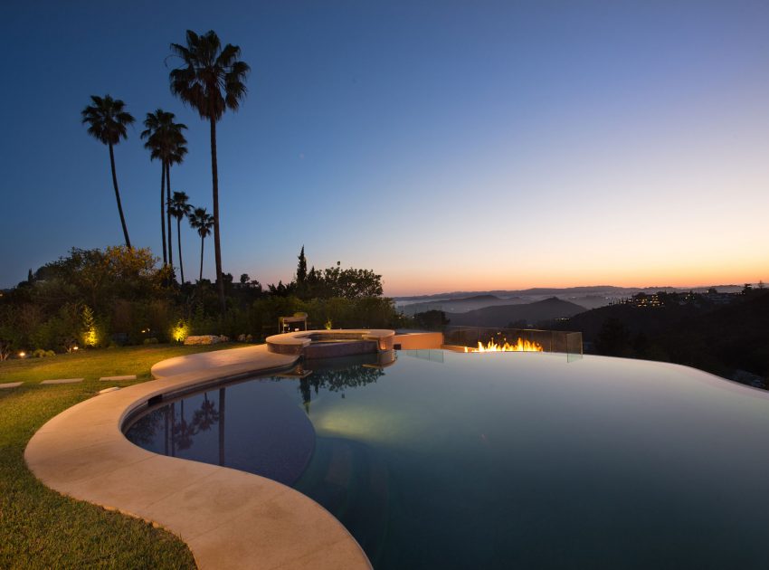A Breathtaking Contemporary Home with Stylish Interiors in Beverly Hills, California by Gabbay Architects (44)