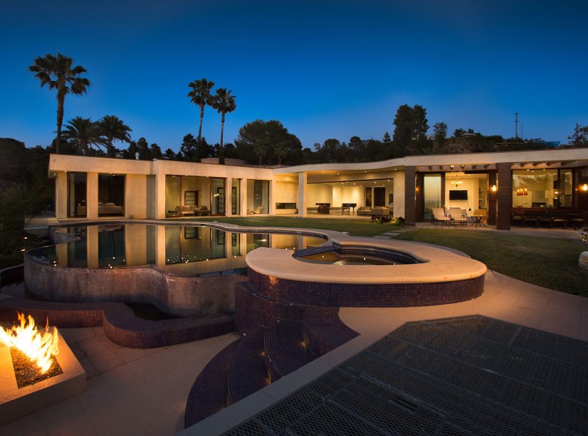 A Breathtaking Contemporary Home with Stylish Interiors in Beverly Hills, California by Gabbay Architects (47)