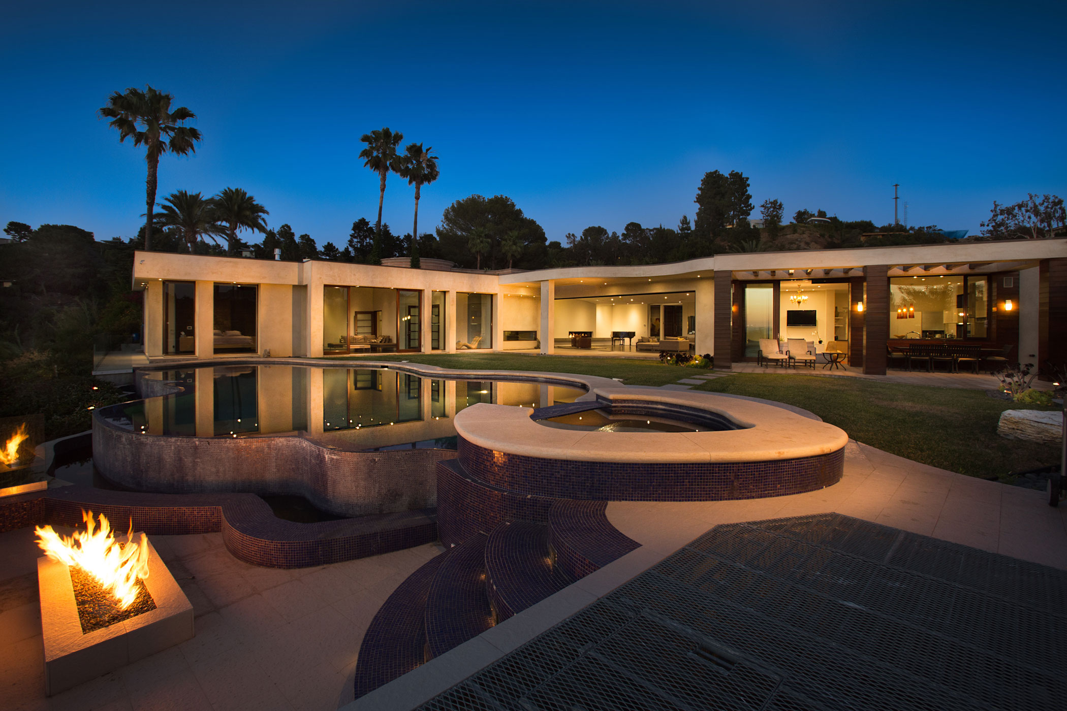 A Breathtaking Contemporary Home with Stylish Interiors in Beverly Hills, California by Gabbay Architects (47)