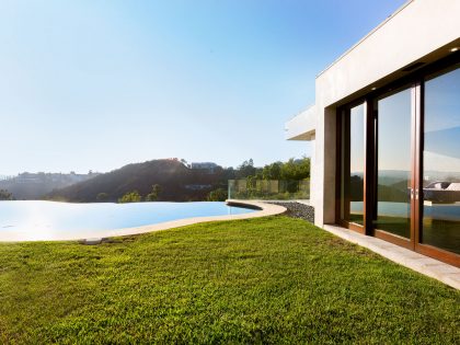 A Breathtaking Contemporary Home with Stylish Interiors in Beverly Hills, California by Gabbay Architects (5)