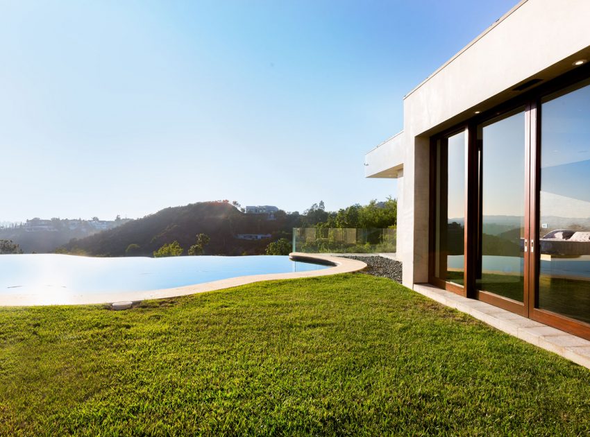 A Breathtaking Contemporary Home with Stylish Interiors in Beverly Hills, California by Gabbay Architects (5)