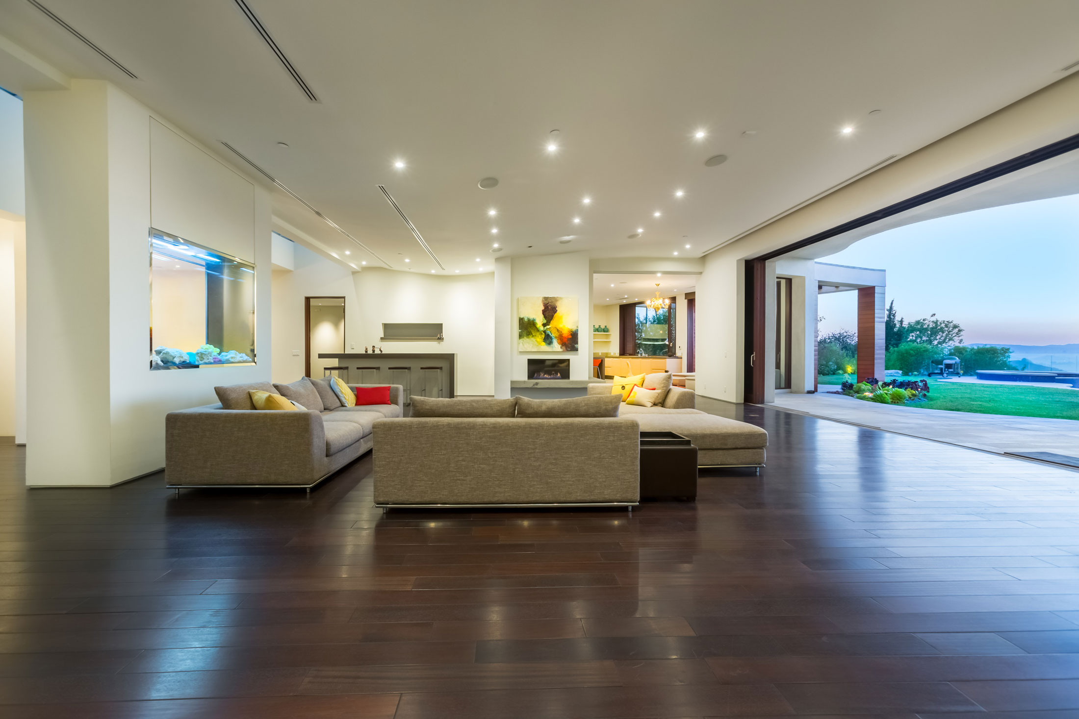 A Breathtaking Contemporary Home with Stylish Interiors in Beverly Hills, California by Gabbay Architects (6)