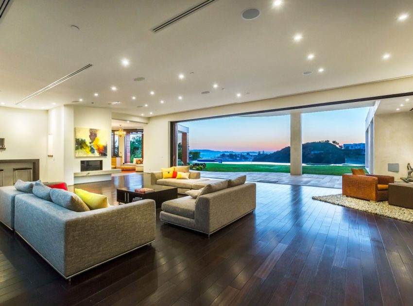 A Breathtaking Contemporary Home with Stylish Interiors in Beverly Hills, California by Gabbay Architects (7)
