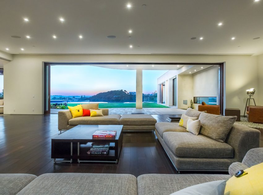 A Breathtaking Contemporary Home with Stylish Interiors in Beverly Hills, California by Gabbay Architects (8)