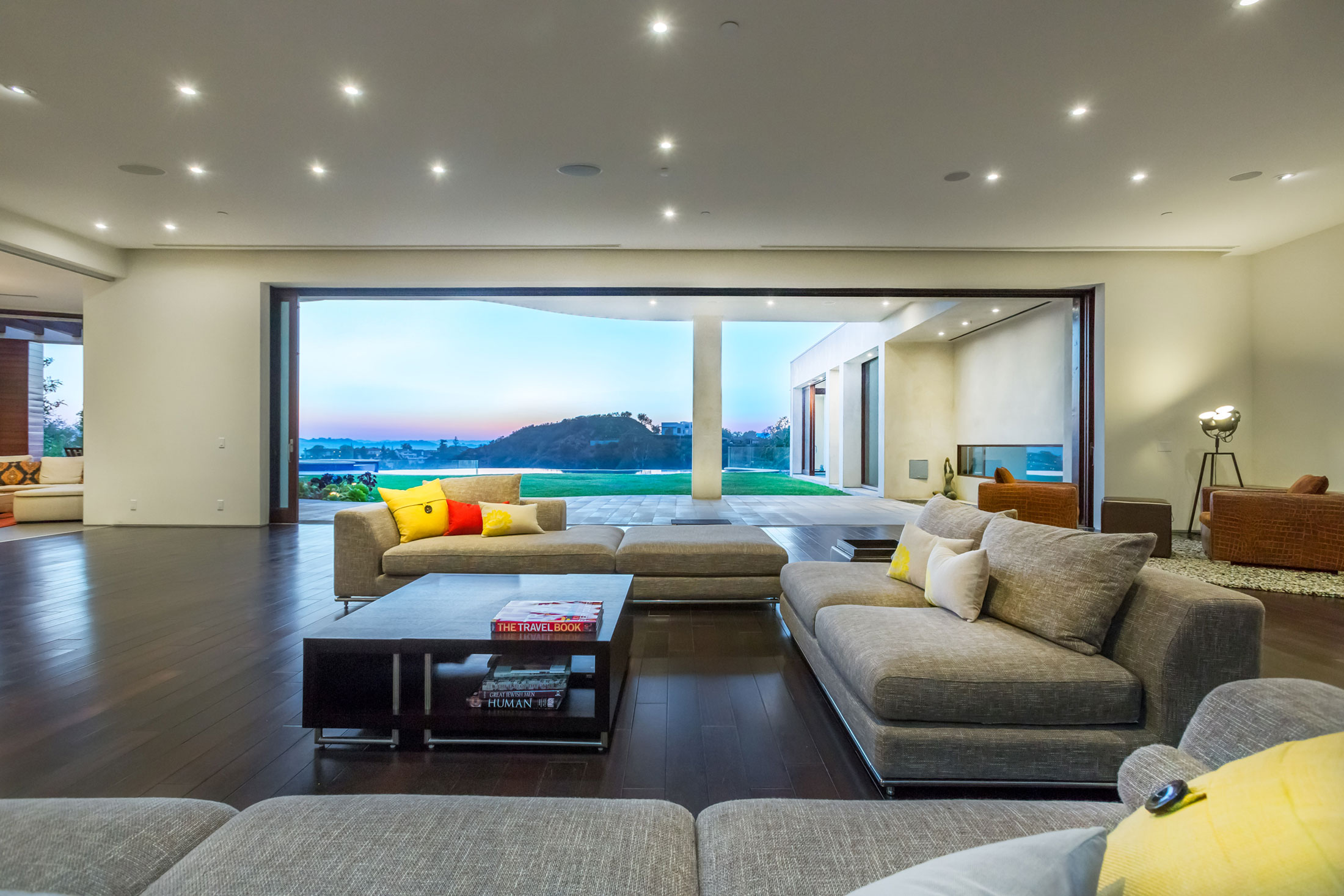 A Breathtaking Contemporary Home with Stylish Interiors in Beverly Hills, California by Gabbay Architects (8)