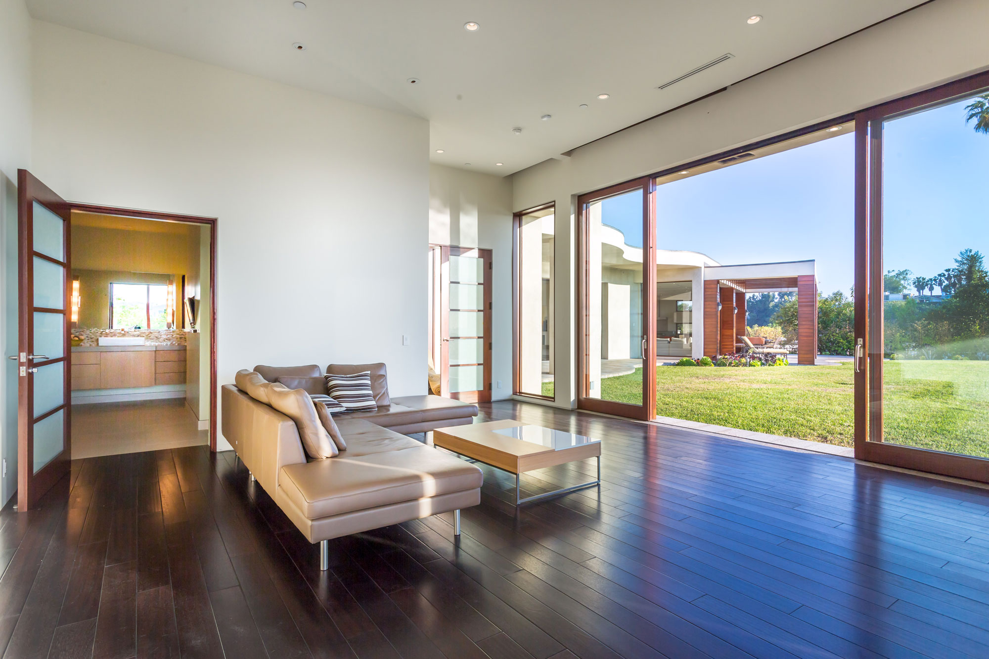 A Breathtaking Contemporary Home with Stylish Interiors in Beverly Hills, California by Gabbay Architects (9)