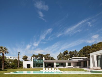 A Bright Contemporary Home with a Big Pool in Cascais, Portugal