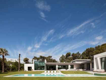 A Bright Contemporary Home with a Big Pool in Cascais, Portugal by Fragmentos de Arquitectura (1)