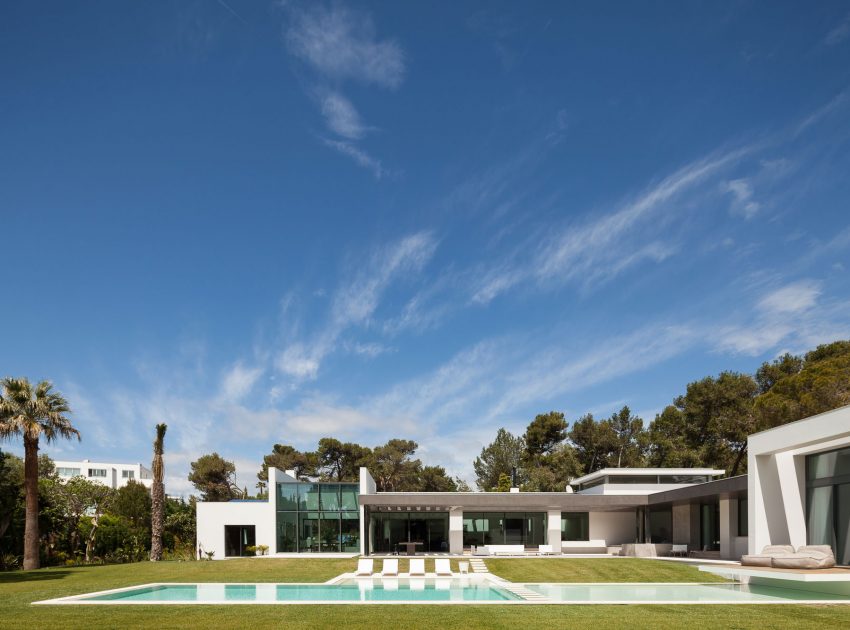 A Bright Contemporary Home with a Big Pool in Cascais, Portugal by Fragmentos de Arquitectura (1)