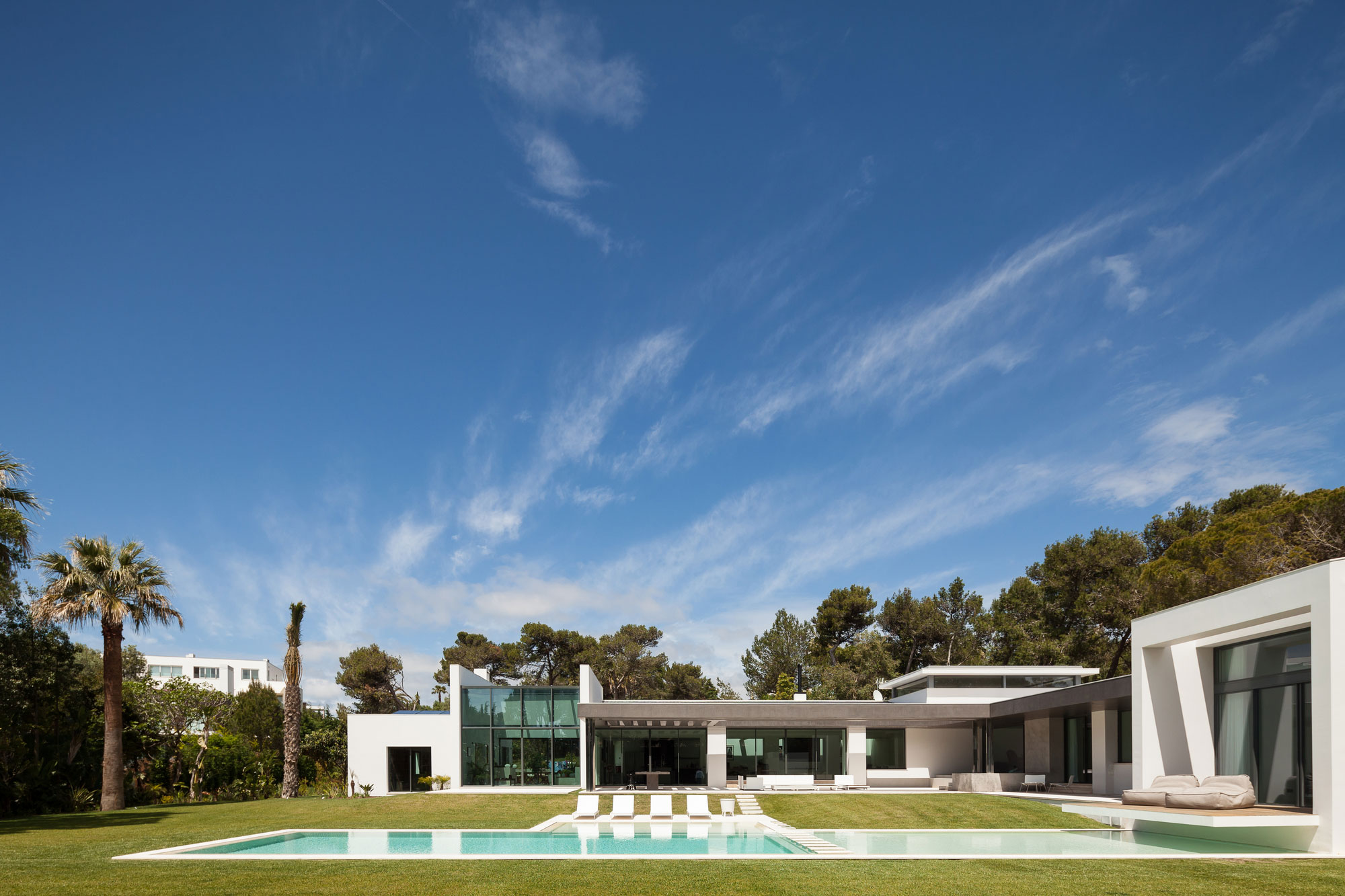 A Bright Contemporary Home with a Big Pool in Cascais, Portugal by Fragmentos de Arquitectura (1)