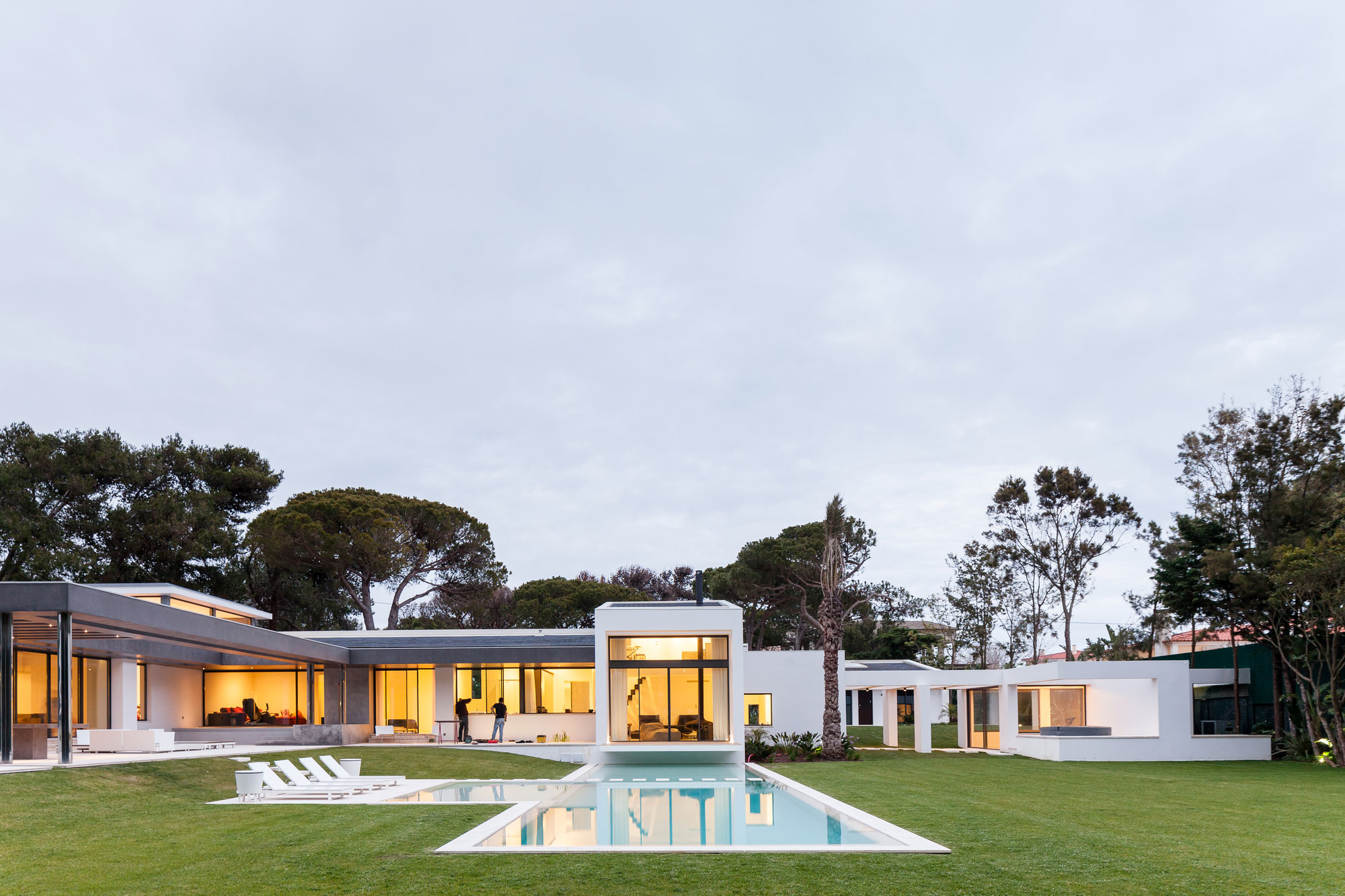 A Bright Contemporary Home with a Big Pool in Cascais, Portugal by Fragmentos de Arquitectura (10)