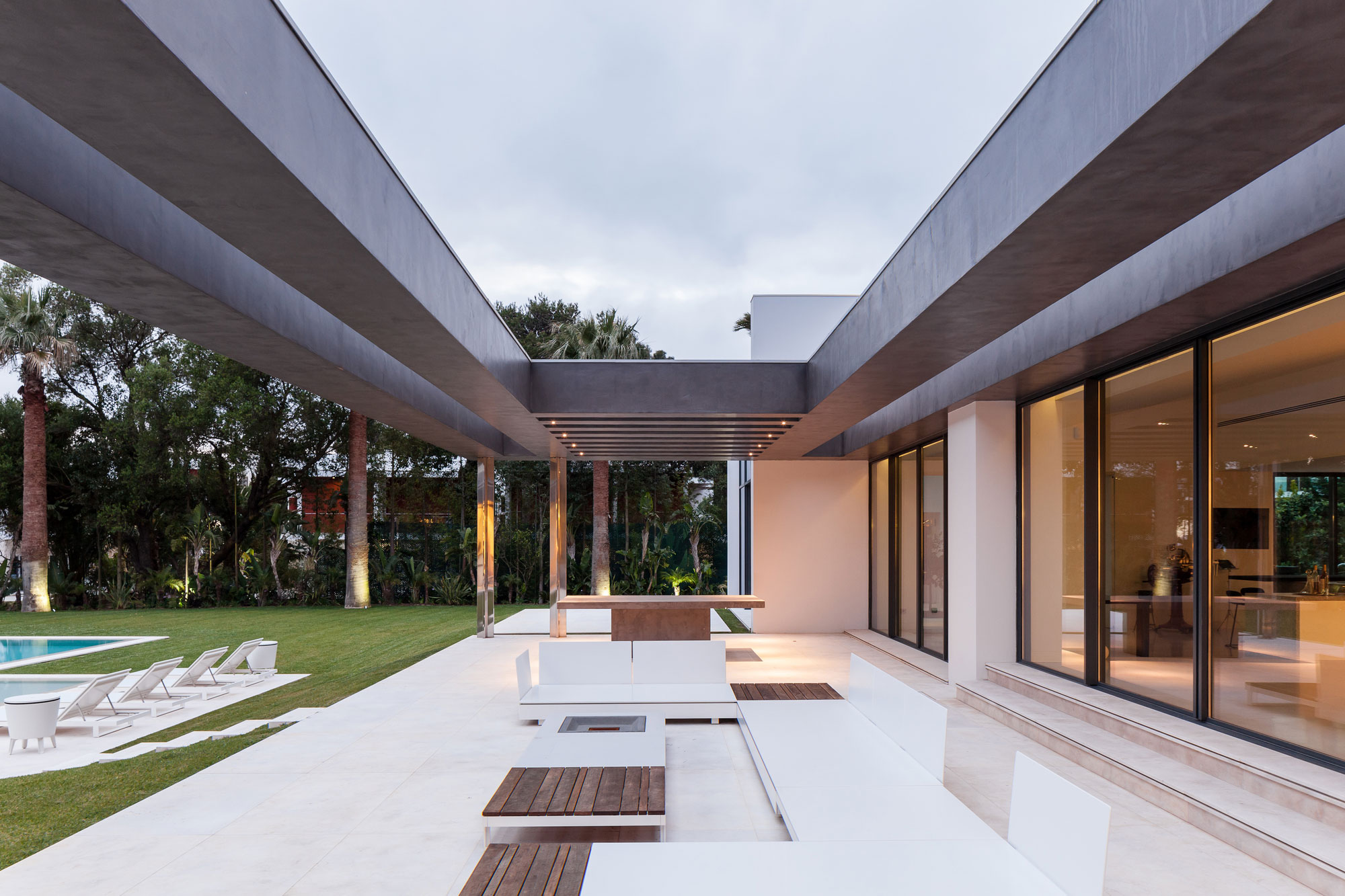 A Bright Contemporary Home with a Big Pool in Cascais, Portugal by Fragmentos de Arquitectura (4)