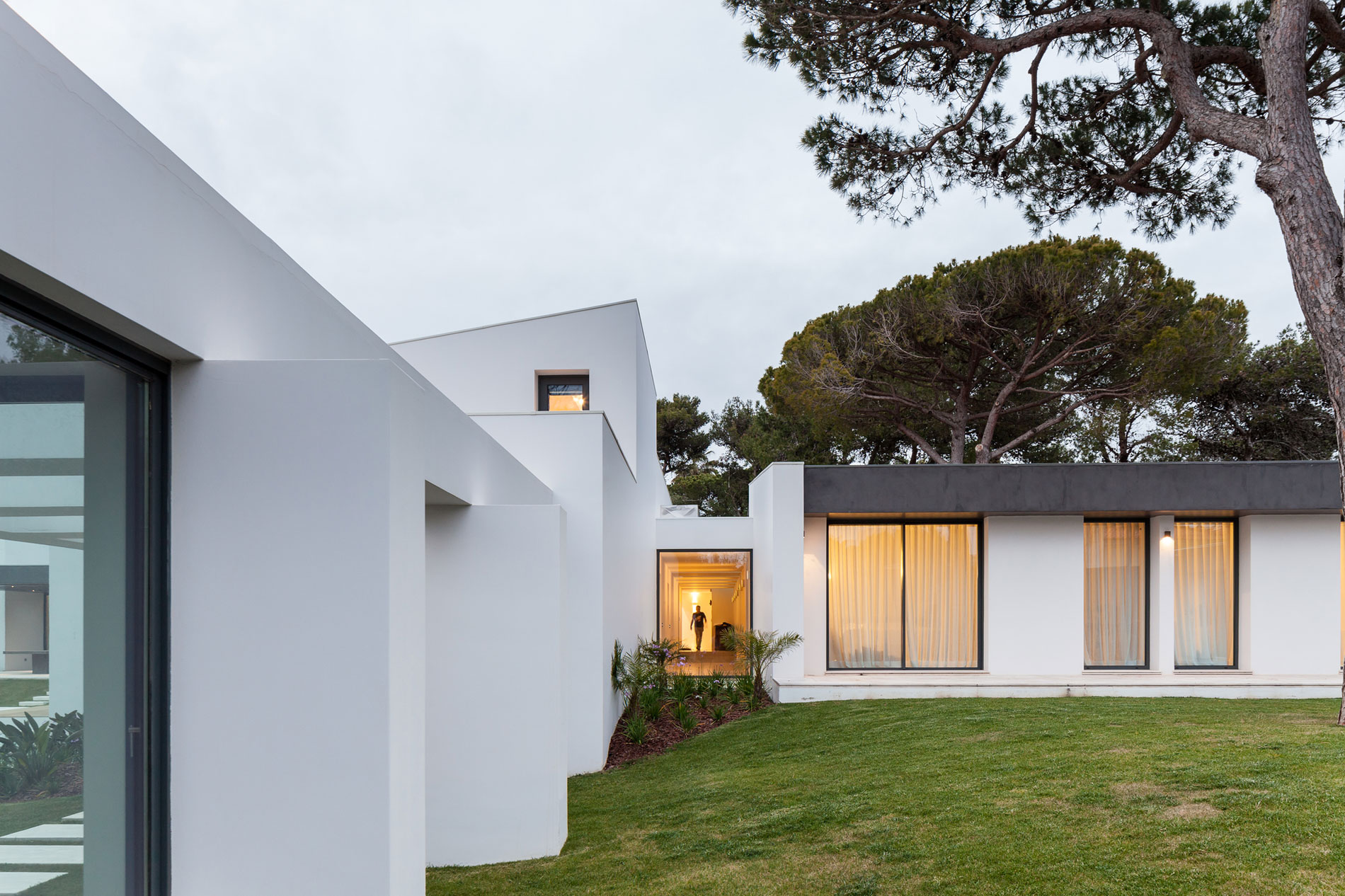 A Bright Contemporary Home with a Big Pool in Cascais, Portugal by Fragmentos de Arquitectura (5)