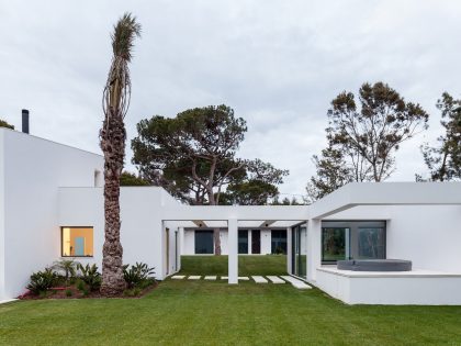 A Bright Contemporary Home with a Big Pool in Cascais, Portugal by Fragmentos de Arquitectura (6)