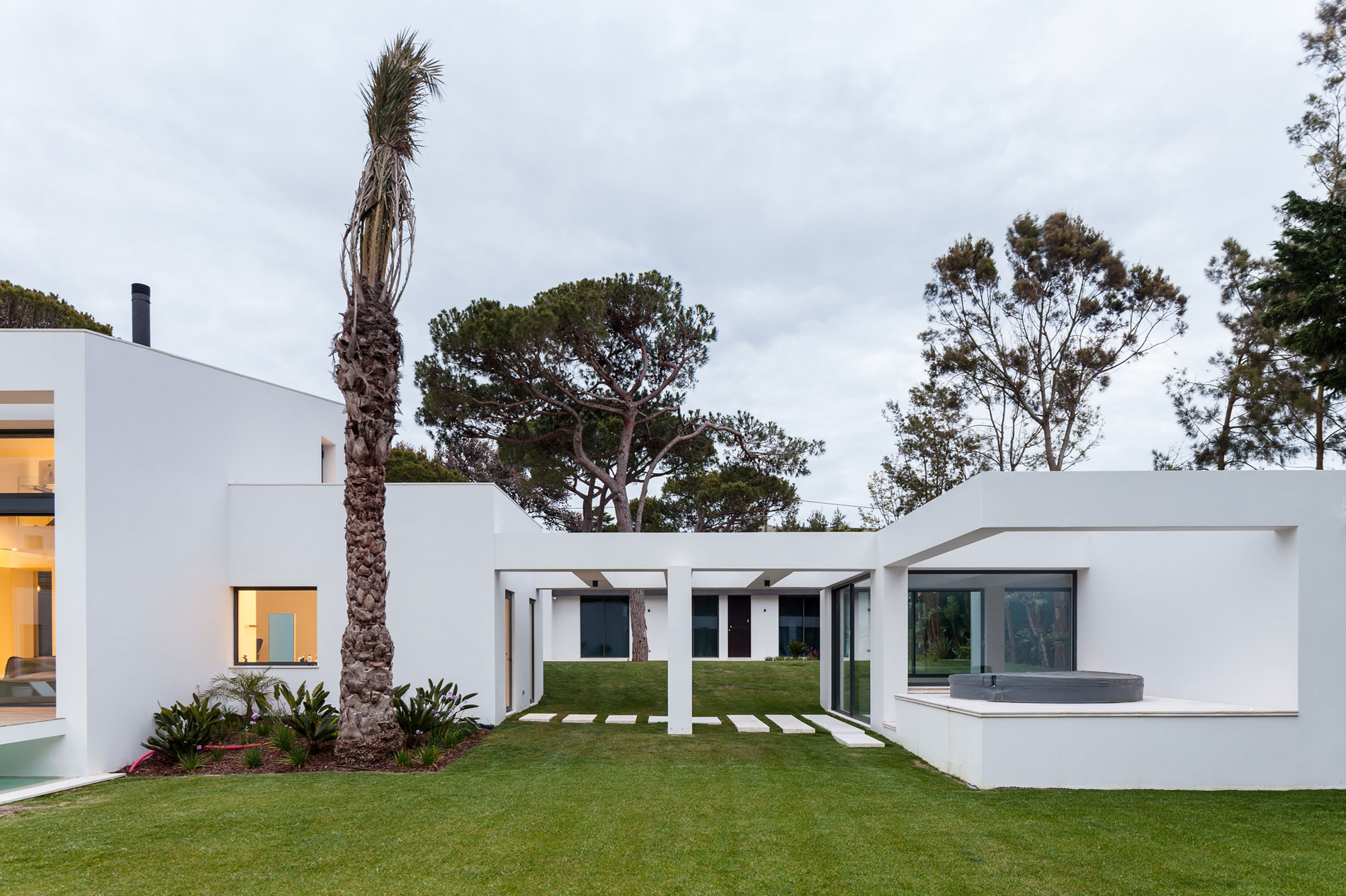 A Bright Contemporary Home with a Big Pool in Cascais, Portugal by Fragmentos de Arquitectura (6)