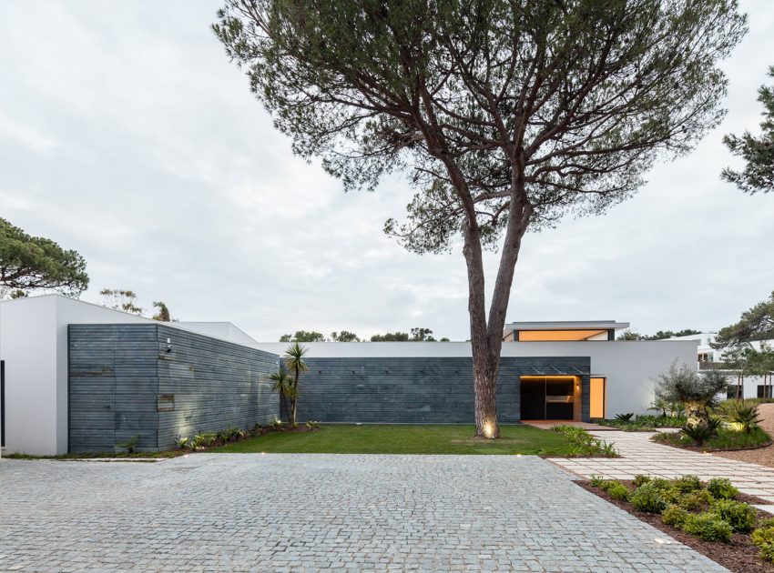 A Bright Contemporary Home with a Big Pool in Cascais, Portugal by Fragmentos de Arquitectura (7)