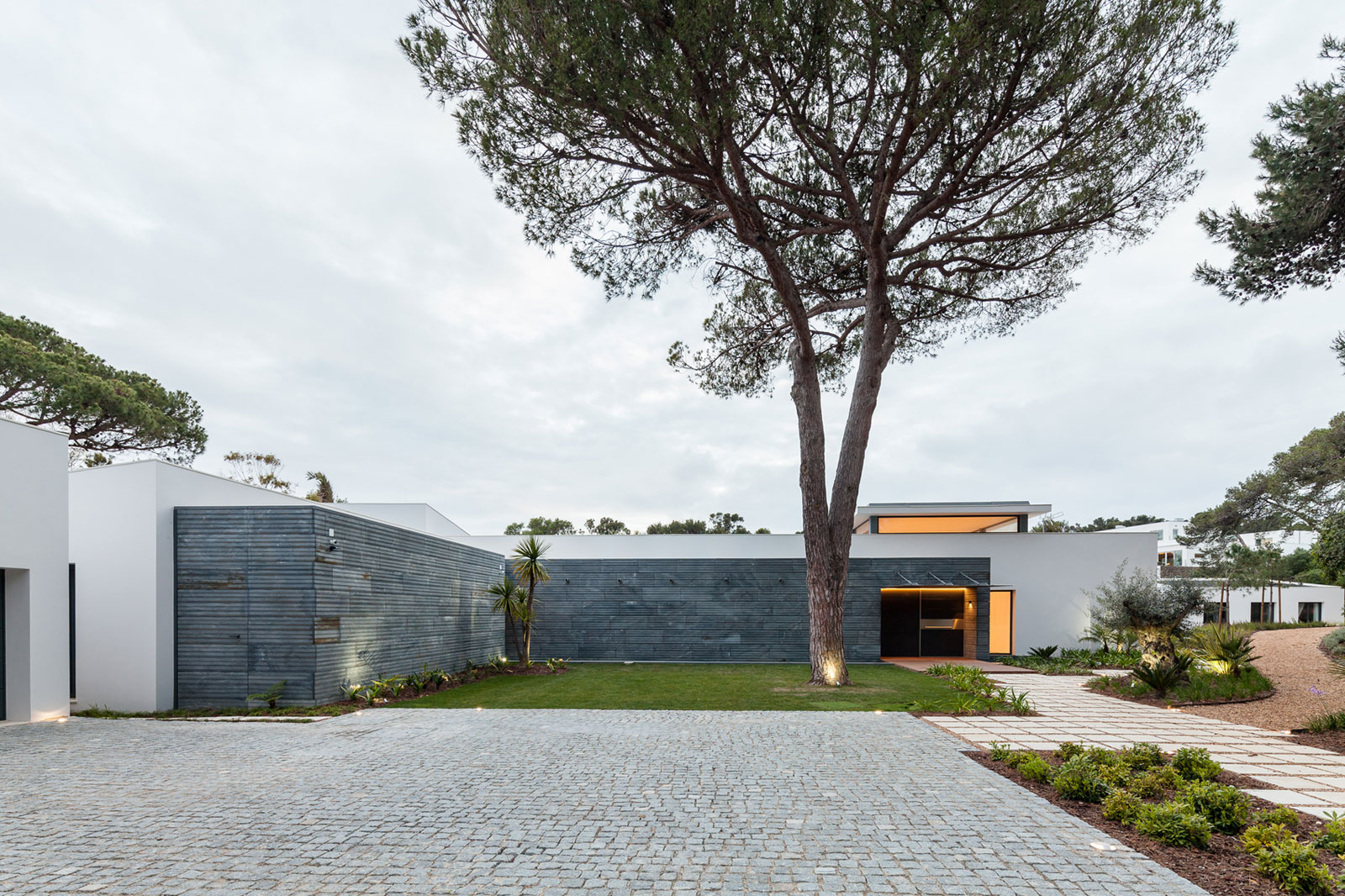 A Bright Contemporary Home with a Big Pool in Cascais, Portugal by Fragmentos de Arquitectura (7)