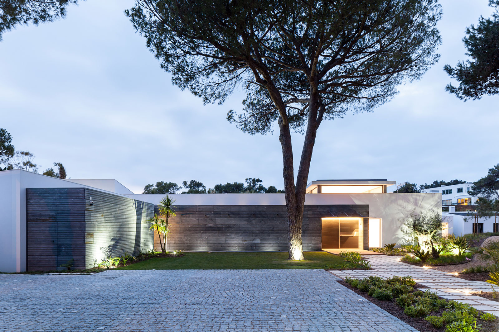 A Bright Contemporary Home with a Big Pool in Cascais, Portugal by Fragmentos de Arquitectura (8)