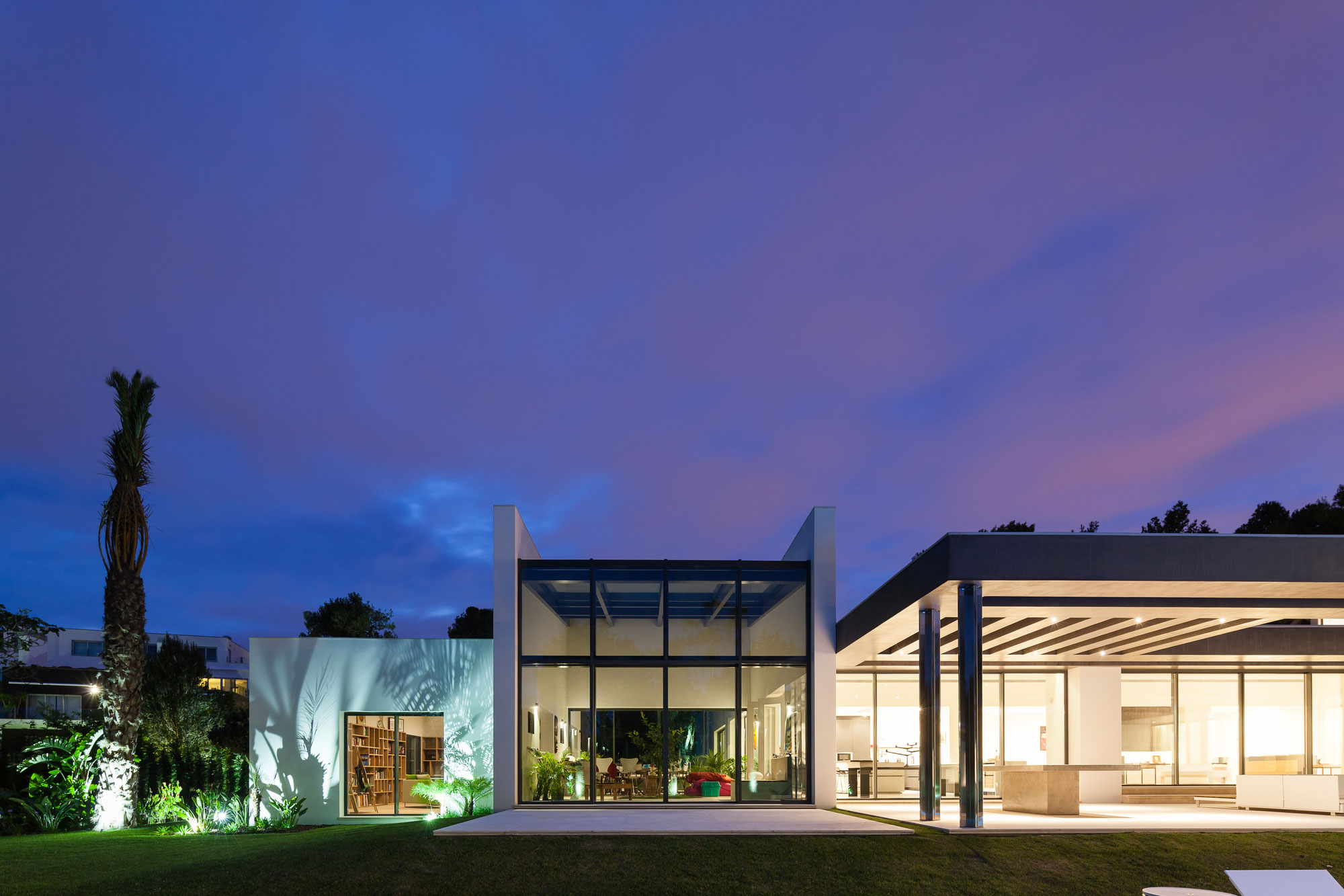 A Bright Contemporary Home with a Big Pool in Cascais, Portugal by Fragmentos de Arquitectura (9)