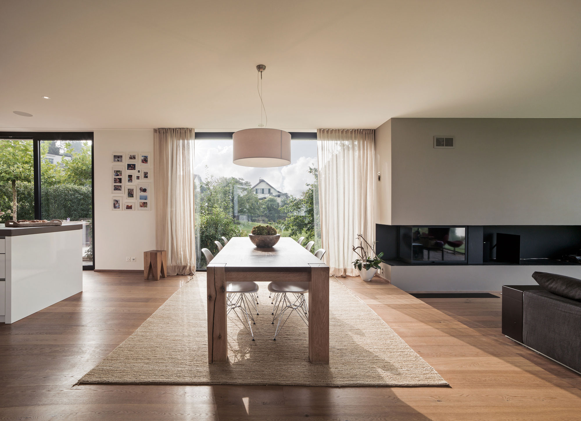 A Bright Modern Home with White Facade and Large Glass Windows in Uitikon, Switzerland by Meier Architekten (11)