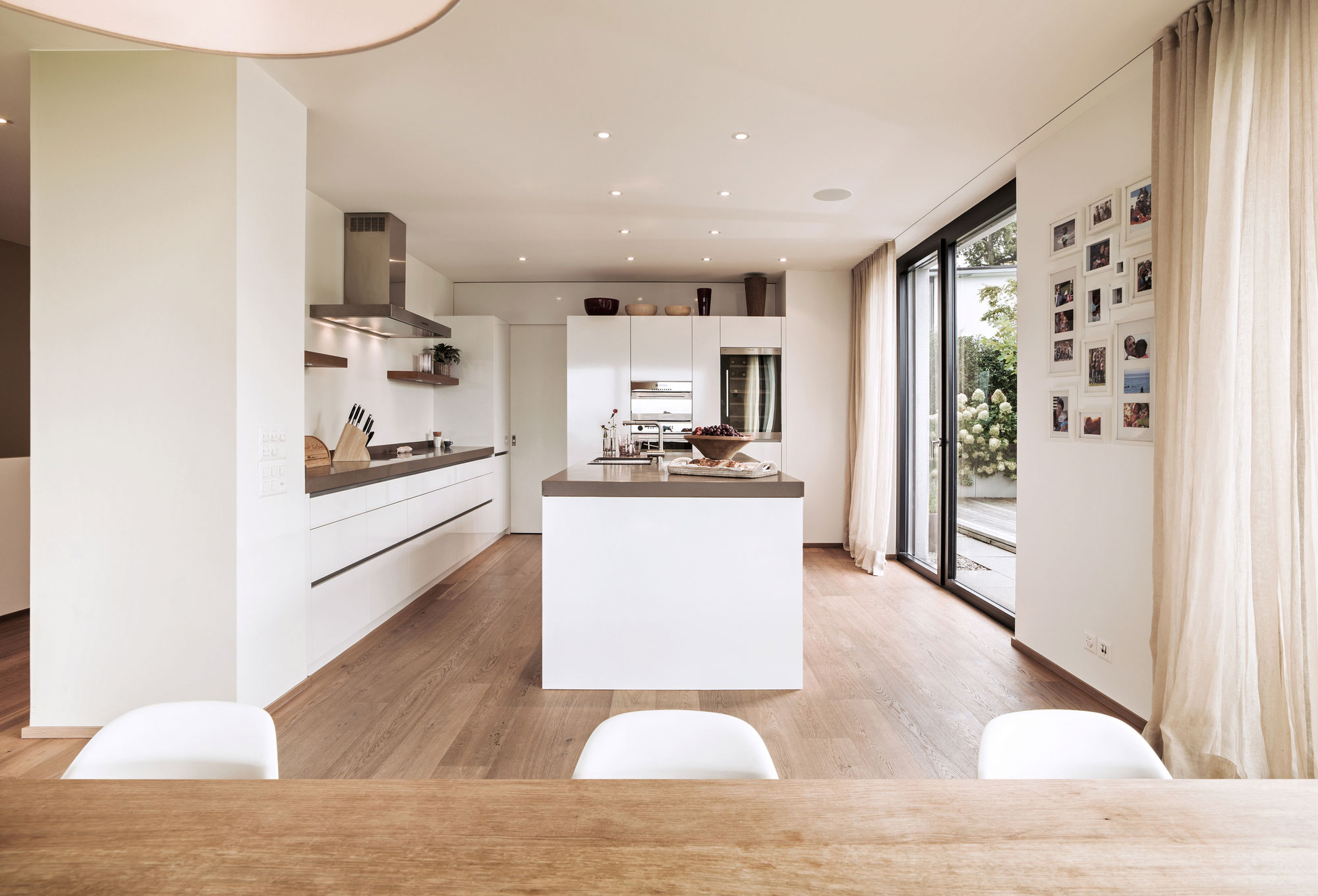 A Bright Modern Home with White Facade and Large Glass Windows in Uitikon, Switzerland by Meier Architekten (13)