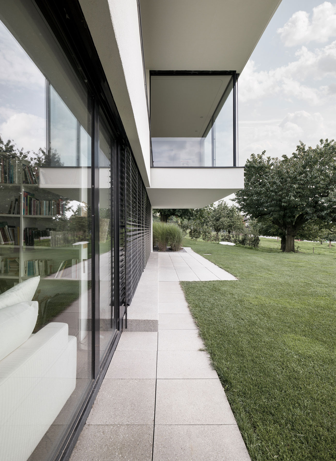 A Bright Modern Home with White Facade and Large Glass Windows in Uitikon, Switzerland by Meier Architekten (6)