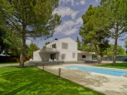 A Bright Modern House with Lots of White in Albacete, Spain by Colectivo Du Arquitectura (1)