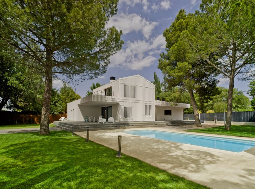 A Bright Modern House with Lots of White in Albacete, Spain by Colectivo Du Arquitectura (1)