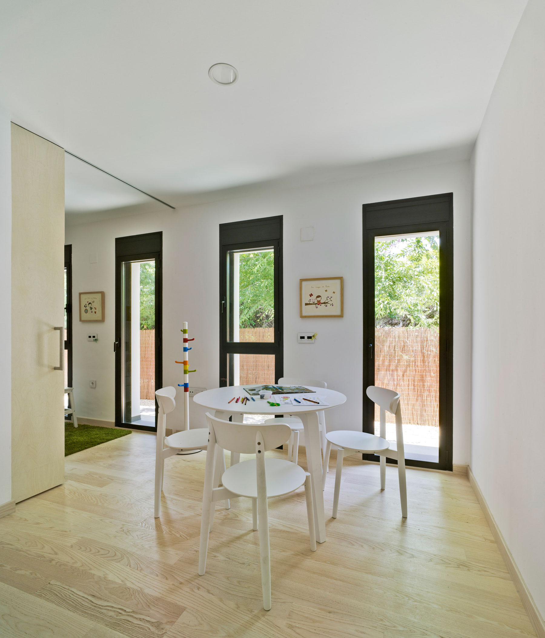 A Bright Modern House with Lots of White in Albacete, Spain by Colectivo Du Arquitectura (11)