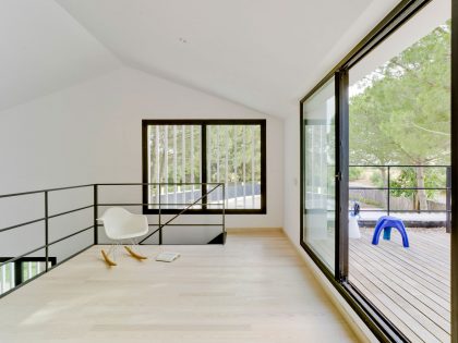 A Bright Modern House with Lots of White in Albacete, Spain by Colectivo Du Arquitectura (12)