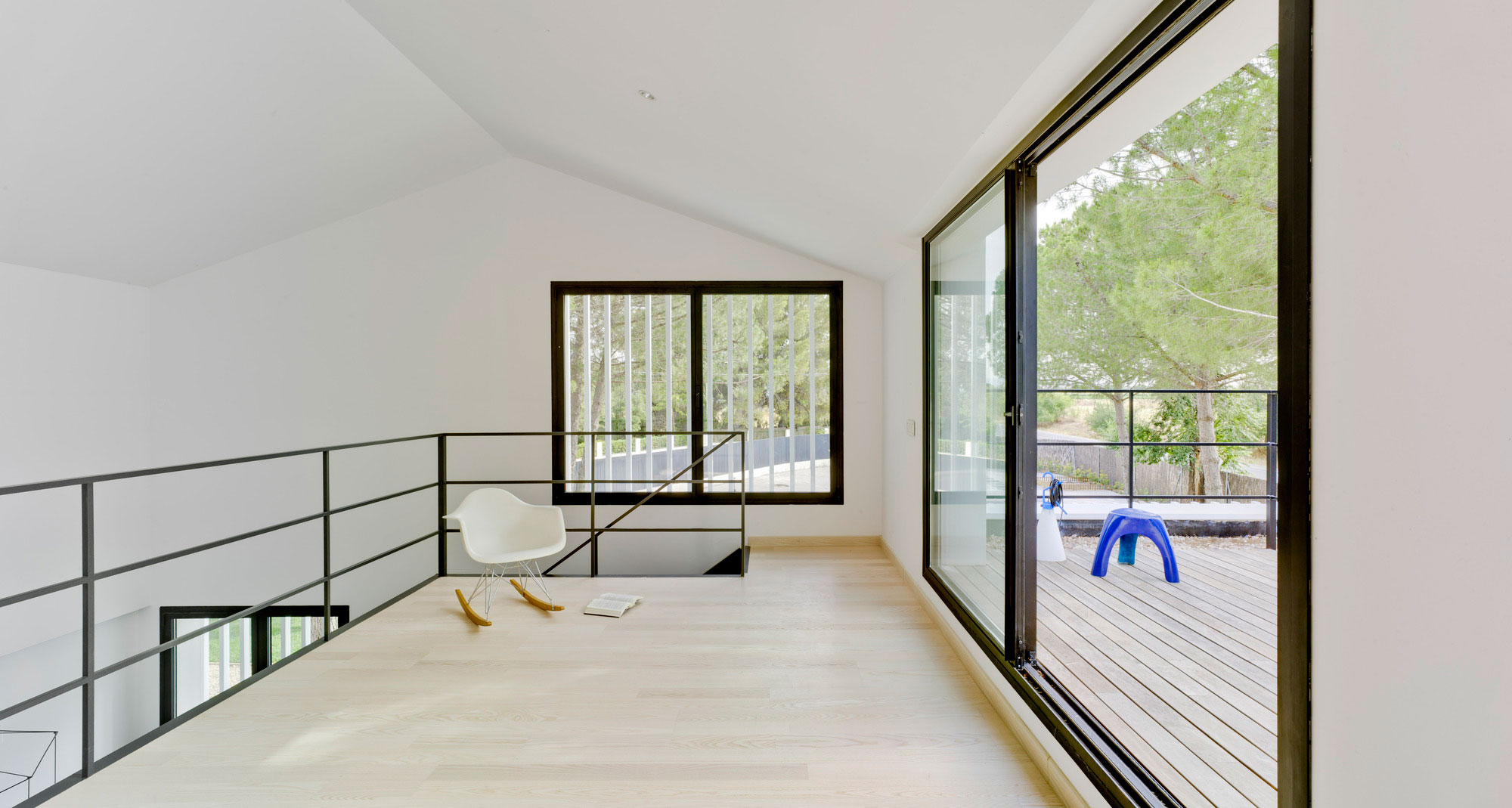 A Bright Modern House with Lots of White in Albacete, Spain by Colectivo Du Arquitectura (12)