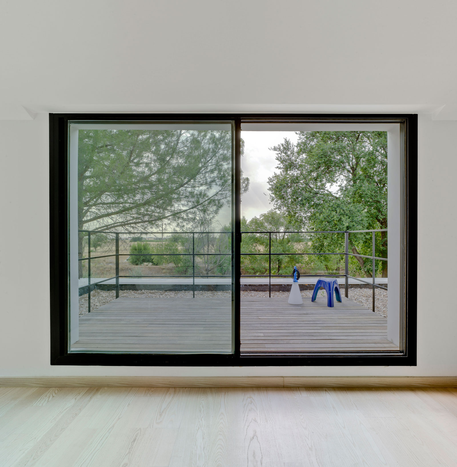A Bright Modern House with Lots of White in Albacete, Spain by Colectivo Du Arquitectura (13)